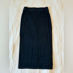 Black mid length stretchy form fitting skirt size small